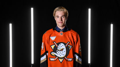 Anaheim Ducks Lucas Pettersson överens om kontrakt