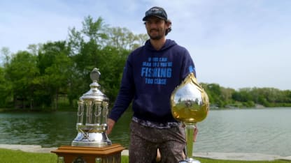 Hellebuyck tar hem Vezina, Hart Memorial Trophy